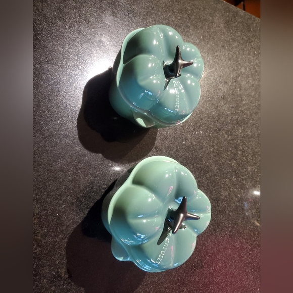 Le Creuset Bell Pepper Cocotte set of 2 LIKE NEW - Picture 2 of 8